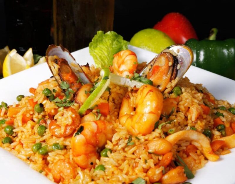Arroz con Mariscos: Un Festín Peruano de Elegancia y Sabor